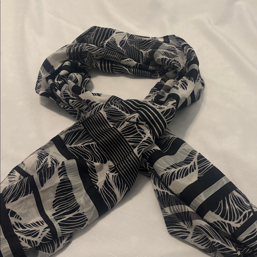 Talbots Black & White Leaf Pattern Oversized Scarf 70X52” fray hem Cotton Blend - Picture 1 of 12